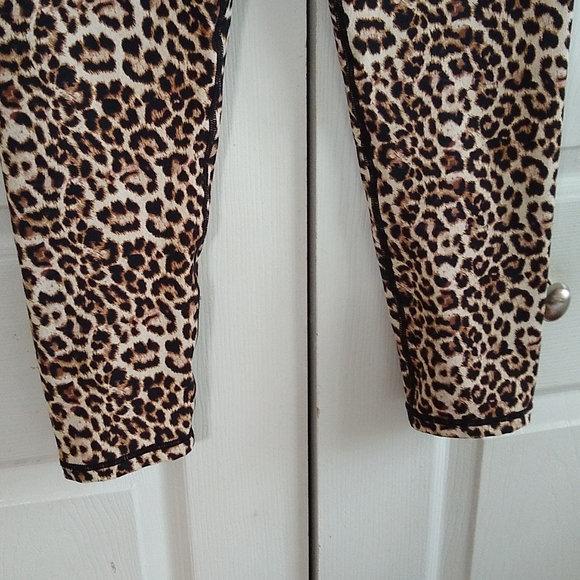 Zyia leapard print Scrunchy Hi rise 7/8 light and lux 24" 14 / 16 leggings - Picture 4 of 11